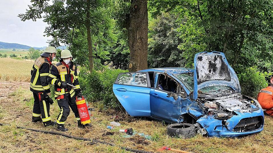 Mitglieder der Feuerwehr k&uuml;mmerten sich um den Brandschutz und l&ouml;schten im Motorraum mit einem Kleinl&ouml;schger&auml;t.