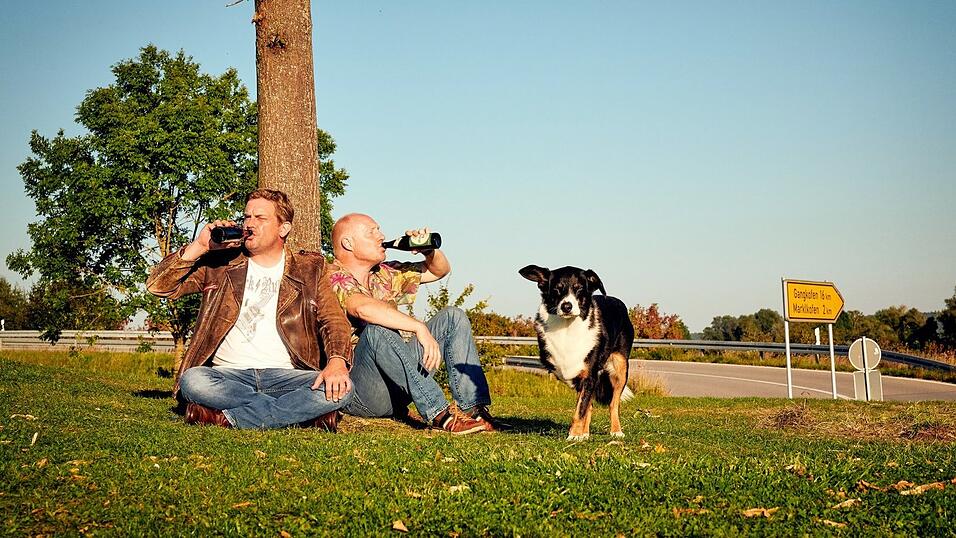 Niederkaltenkirchen im Lotto-Fieber und ein dreibeiniger Hund als Trostgeschenk. Da müssen Eberhofer (Sebastian BEzzel, links) und sein Kumpel Rudi (Simon Schwarz) erstmal durchschnaufen.