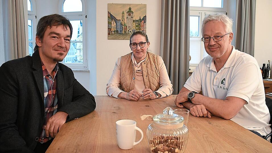 Lakumed-Chef Jakob Fuchs (links) und Dr. med. Matthias Hartig tauschten sich am Donnerstag mit Bürgermeisterin Sibylle Entwistle über die Zukunft der kinderärztlichen Versorgung aus. Lakumed-Chef Jakob Fuchs (links) und Dr. med. Matthias Hartig tauschten sich am Donnerstag mit Bürgermeisterin Sibylle Entwistle über die Zukunft der kinderärztlichen Versorgung aus.