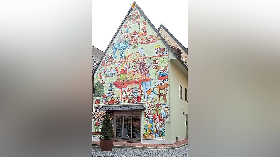 Zur Weihnachtszeit erh&auml;lt das Haus mit seiner in die Kirchgasse ragenden Traufe eine gro&szlig;fl&auml;chige Verkleidung.
