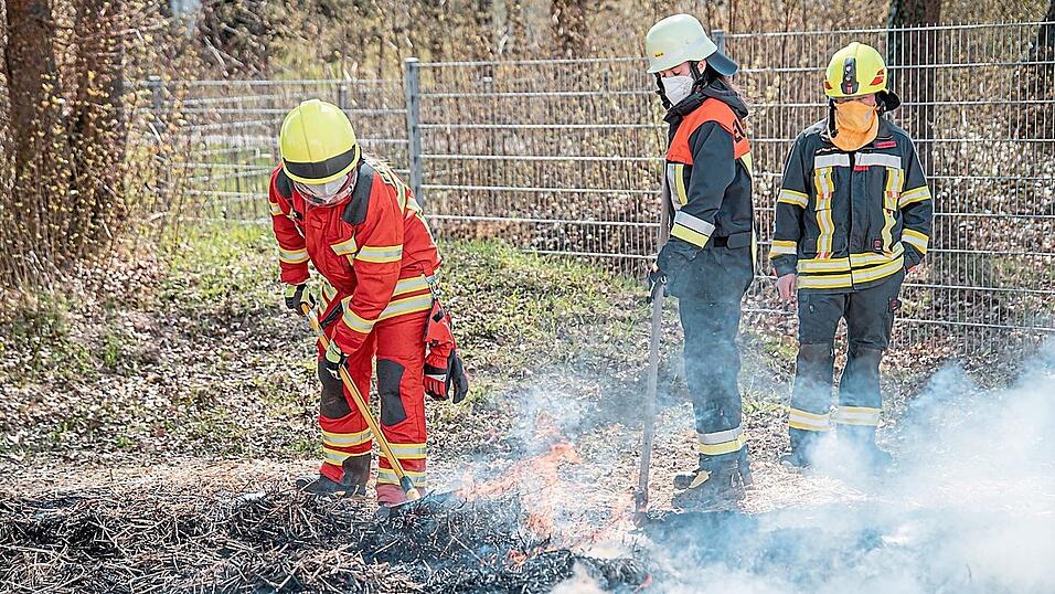 Teilnehmerinnen und KBM Tobias Pritsch bei der Vegetationsbrandbek&auml;mpfung.