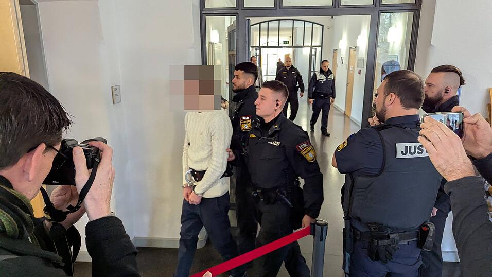 Vier ehemaligen Patienten des BKH Straubing wird der Prozess gemacht. Der Vorwurf lautet Geiselnahme. Vier ehemaligen Patienten des BKH Straubing wird der Prozess gemacht. Der Vorwurf lautet Geiselnahme.