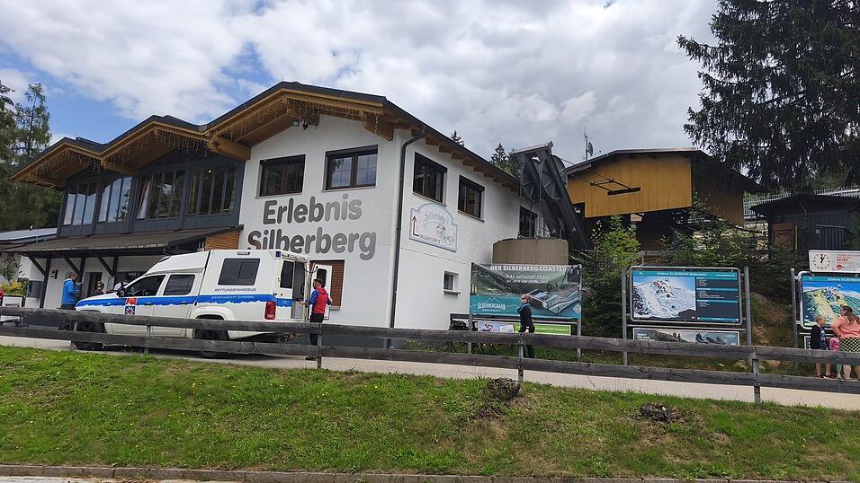 Unbekannte sind in die Talstation einer Bergbahn in Bodenmais eingebrochen und haben laut Polizei Bargeld im fünfstelligen Eurobereich gestohlen. (Symbolbild) Unbekannte sind in die Talstation einer Bergbahn in Bodenmais eingebrochen und haben laut Polizei Bargeld im fünfstelligen Eurobereich gestohlen. (Symbolbild)