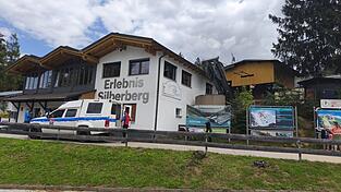 Unbekannte sind in die Talstation einer Bergbahn in Bodenmais eingebrochen und haben laut Polizei Bargeld im fünfstelligen Eurobereich gestohlen. (Symbolbild) Unbekannte sind in die Talstation einer Bergbahn in Bodenmais eingebrochen und haben laut Polizei Bargeld im fünfstelligen Eurobereich gestohlen. (Symbolbild)