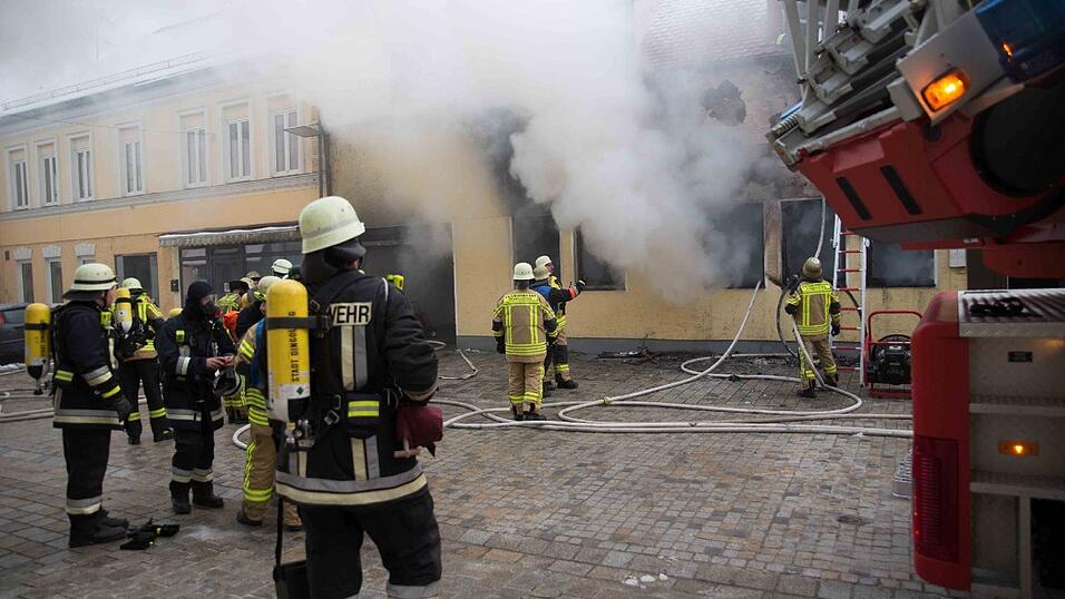 Inmitten dieses brennenden Hauses in der Griesgasse in Dingolfing entdeckte die Feuerwehr die Leiche.