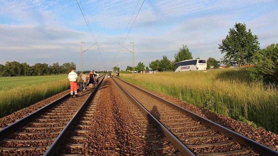 Wegen einer an der Oberleitung hängenden Folie musste am Dienstagabend die Bahnstrecke in Straubing auf Höhe Gut Eglsee gesperrt werden.