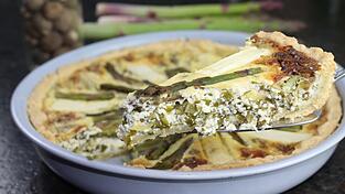 So sieht sie im Idealfall aus, die Spargel-Bärlauch-Quiche.
