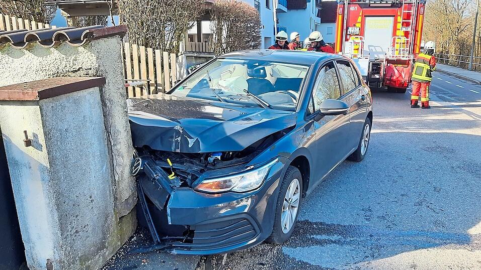 Das Unfallauto fuhr gegen eine Mauer. Das Unfallauto fuhr gegen eine Mauer.