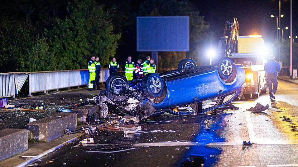 Der betrunkene Autofahrer hat mit seinem Wagen einen Betonpoller gerammt und diesen mit Wucht von einer Brücke auf eine darunter verlaufende Bahnstrecke geschleudert. Der betrunkene Autofahrer hat mit seinem Wagen einen Betonpoller gerammt und diesen mit Wucht von einer Brücke auf eine darunter verlaufende Bahnstrecke geschleudert.