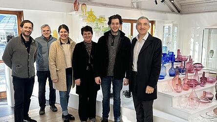 Gruppenbild in der Galerie des Glasdorfes in Arnbruck: (v.l.) Peter Weinfurtner, Richard Weinfurtner, Wirtschaftsf&ouml;rderin Teresa Sitzberger, Petra Weinfurtner, Michael Weinfurtner und Landrat Dr. Ronny Raith.
