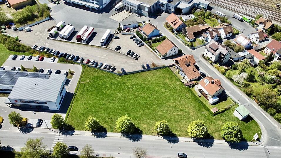 Nach unseren Informationen wird die neue Bundespolizei-Dienststelle die freie Wiese in der Mitte des Bildes zwischen &Auml;rztehaus (links), Schlachthof (oben) und Adam-Wild-Stra&szlig;e (unten) nahezu g&auml;nzlich ausf&uuml;llen.