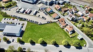 Nach unseren Informationen wird die neue Bundespolizei-Dienststelle die freie Wiese in der Mitte des Bildes zwischen &Auml;rztehaus (links), Schlachthof (oben) und Adam-Wild-Stra&szlig;e (unten) nahezu g&auml;nzlich ausf&uuml;llen.