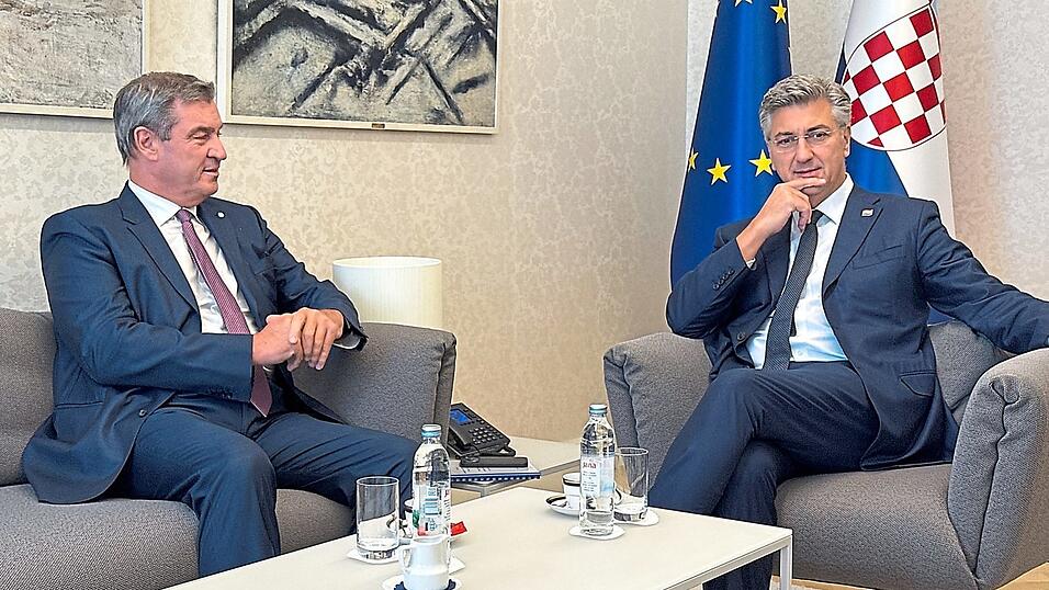 Kroatiens Premierminister Andrej Plenkovic (r.) empfängt den bayerischen Ministerpräsidenten Markus Söder. Die beiden Regierungschefs sprechen unter anderem über Energiethemen. Kroatiens Premierminister Andrej Plenkovic (r.) empfängt den bayerischen Ministerpräsidenten Markus Söder. Die beiden Regierungschefs sprechen unter anderem über Energiethemen.