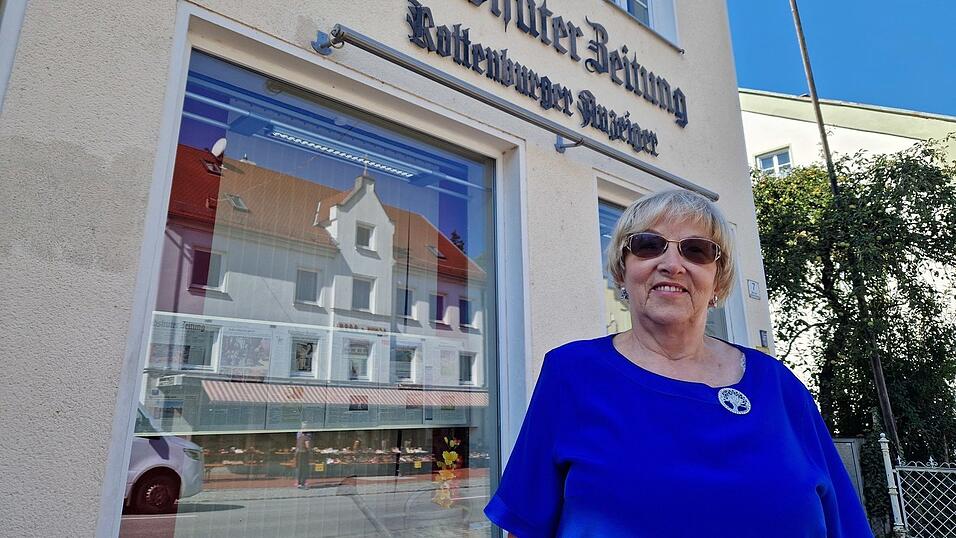 Pia Herzog vor dem Rottenburger Anzeiger-Gebäude. Sie feiert heute 80. Geburtstag.
