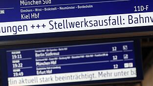 Fahrgäste der Bahn müssen sich zwischen Berlin und Hamburg auf Verspätungen und Zugausfälle einstellen. Fahrgäste der Bahn müssen sich zwischen Berlin und Hamburg auf Verspätungen und Zugausfälle einstellen.