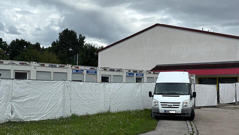 In Cham-Siechen steht auch noch ein Containerdorf, das f&uuml;r die Unterbringung von Asylbewerbern genutzt wird. 20 solcher dezentraler Unterk&uuml;nfte gibt es im Landkreis.