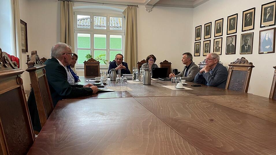 Schulleiter Martin Voggenreiter (links) gibt dem Schulverband bei seiner Haushaltssitzung Einblick in die Schulentwicklung. In die Zukunft blickt er ausdr&uuml;cklich zuversichtlich, Sorgenfalten hat er dennoch.