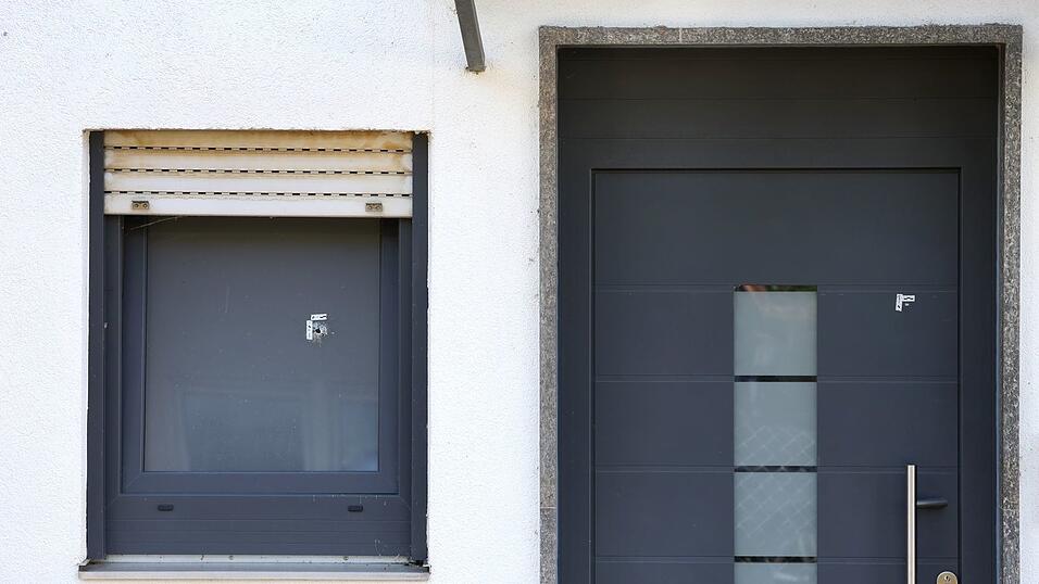 Das Haus weist mehrere Einschusslöcher auf. Das Haus weist mehrere Einschusslöcher auf.