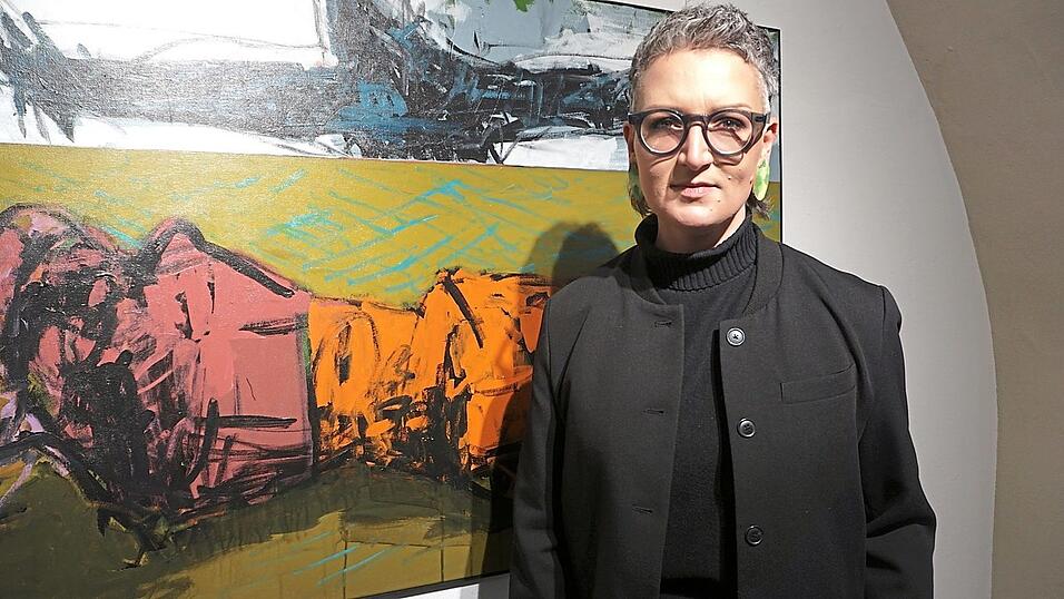 Claudia Meitert vor einem ihrer Bilder.