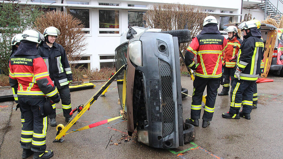 So wird das Fahrzeug hochkant fixiert.