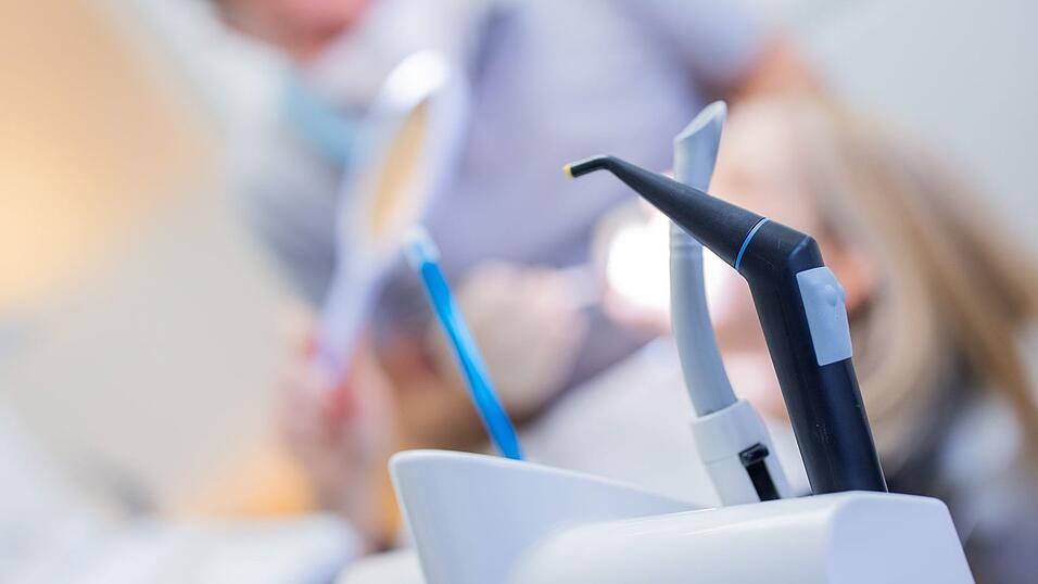 Der Zahnarzt forderte für die Reparatur des Behandlungsstuhls rund 1.700 Euro von seinem Patienten. (Symbolbild) Der Zahnarzt forderte für die Reparatur des Behandlungsstuhls rund 1.700 Euro von seinem Patienten. (Symbolbild)