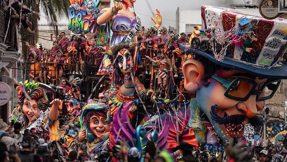 Farbenfrohe Wagen zogen durch die Stadt Pasto im S&uuml;dwesten von Kolumbien.