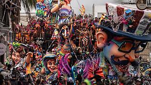 Farbenfrohe Wagen zogen durch die Stadt Pasto im S&uuml;dwesten von Kolumbien.