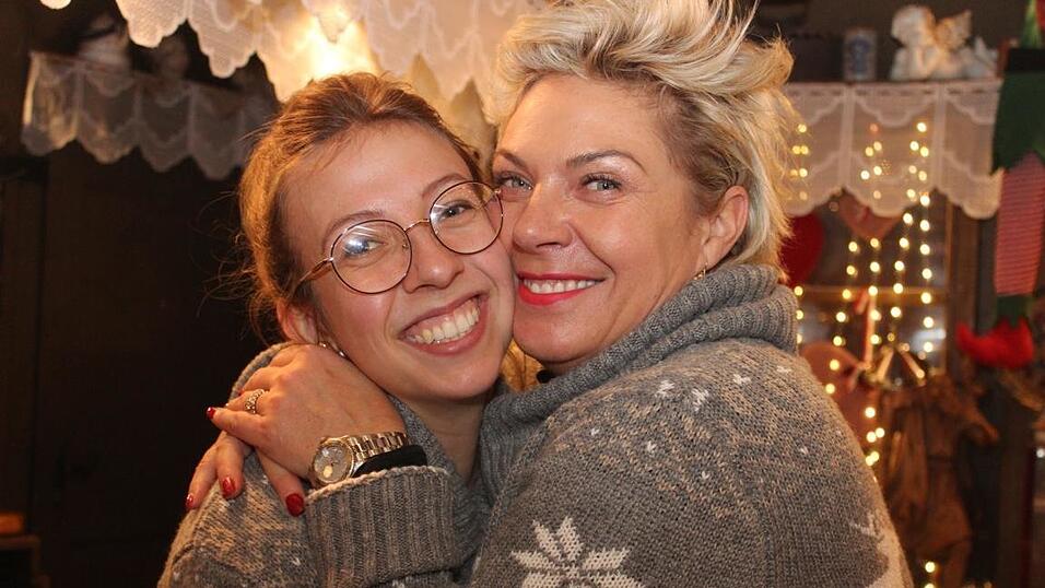 Die Perchtengruppe 'Frisinger Fratz'n' trat am Mittwochabend auf dem Landshuter Christkindlmarkt auf. Die Perchtengruppe 'Frisinger Fratz'n' trat am Mittwochabend auf dem Landshuter Christkindlmarkt auf.