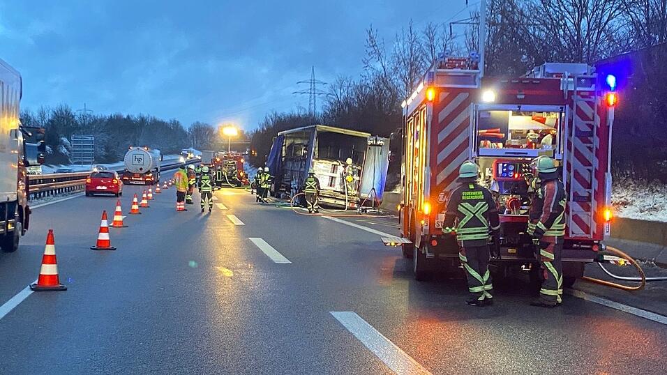 Lkw-Brand am frühen Freitagmorgen auf der Autobahn A93 bei Pentling im Landkreis Regensburg. Lkw-Brand am frühen Freitagmorgen auf der Autobahn A93 bei Pentling im Landkreis Regensburg.