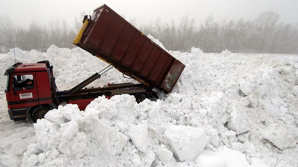 Laster fuhren die Schneemassen aus den Orten. (Archivbild)