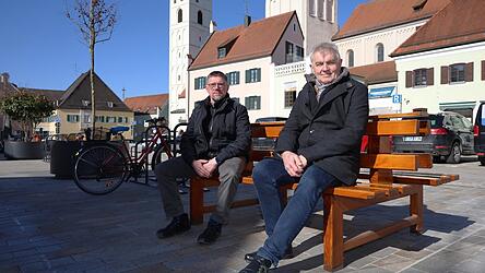 Sitzb&auml;nke und Radlst&auml;nder statt Autos: Bauhofchef Martin Holzner (li.) und B&uuml;rgermeister Josef Dollinger erkl&auml;rten die neue Plan-Regelung.