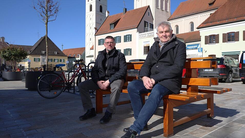 Sitzb&auml;nke und Radlst&auml;nder statt Autos: Bauhofchef Martin Holzner (li.) und B&uuml;rgermeister Josef Dollinger erkl&auml;rten die neue Plan-Regelung.