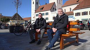 Sitzb&auml;nke und Radlst&auml;nder statt Autos: Bauhofchef Martin Holzner (li.) und B&uuml;rgermeister Josef Dollinger erkl&auml;rten die neue Plan-Regelung.