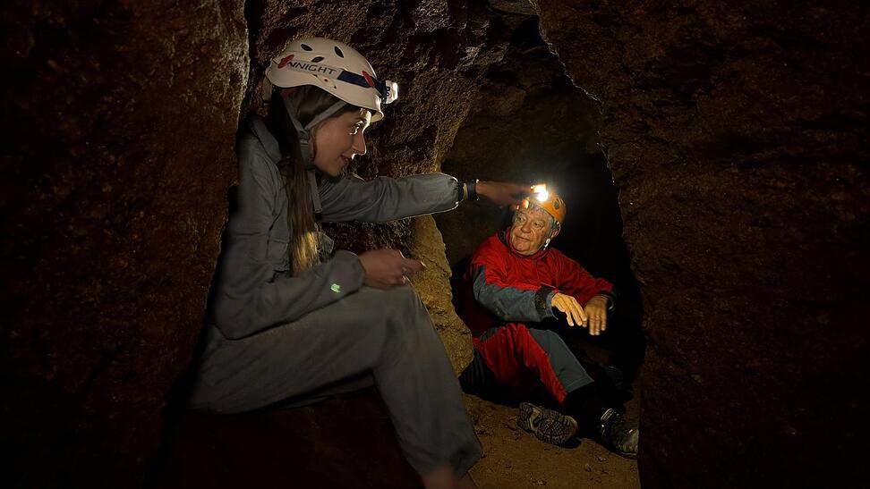 Christina Tolksdorf und Nikolaus Arndt in einem fast 20 Meter langem Erdstall unter einem Bauernhaus im Kreis Regen.