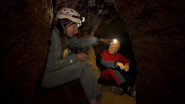 Christina Tolksdorf und Nikolaus Arndt in einem fast 20 Meter langem Erdstall unter einem Bauernhaus im Kreis Regen.