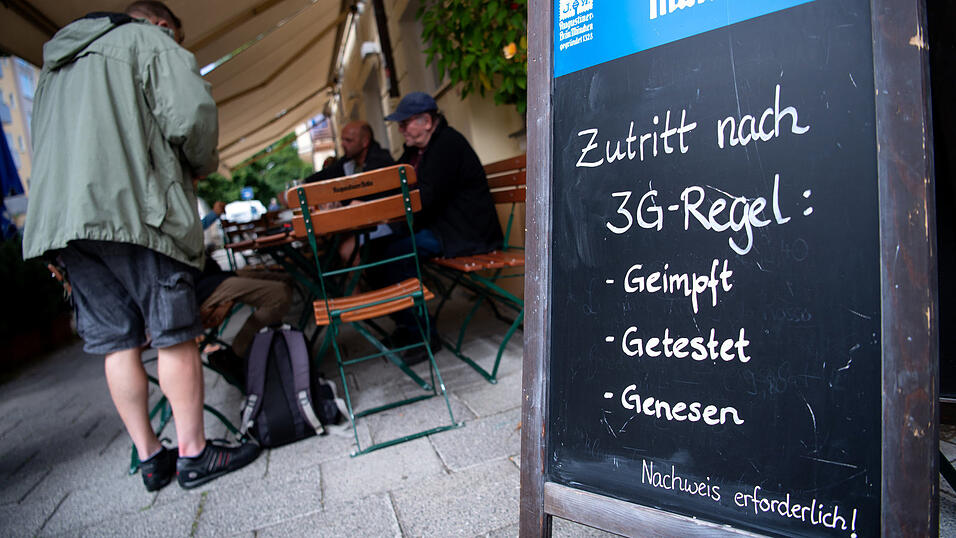 Eine Tafel mit der Aufschrift „Zutritt nach 3G-Regel: Geimpft, Getestet, Genesen“ steht vor einem Wirtshaus. Gemäß einer Vereinbarung von Bund und Ländern schreiben die Bundesländer „3G“-Regeln (geimpft, genesen, getestet) unter anderem für Restaurants vor.