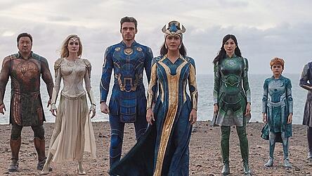 Sie sind die Helden des neuen Marvel-Spektakels (von links): Kingo (Kumail Nanjiani), Makkari (Lauren Ridloff), Gilgamesh (Don Lee), Thena (Angelina Jolie), Ikaris (Richard Madden), Ajak (Salma Hayek), Sersi (Gemma Chan), Sprite (Lia McHugh), Phastos (Brian Tyree Henry) und Druig (Barry Keoghan).