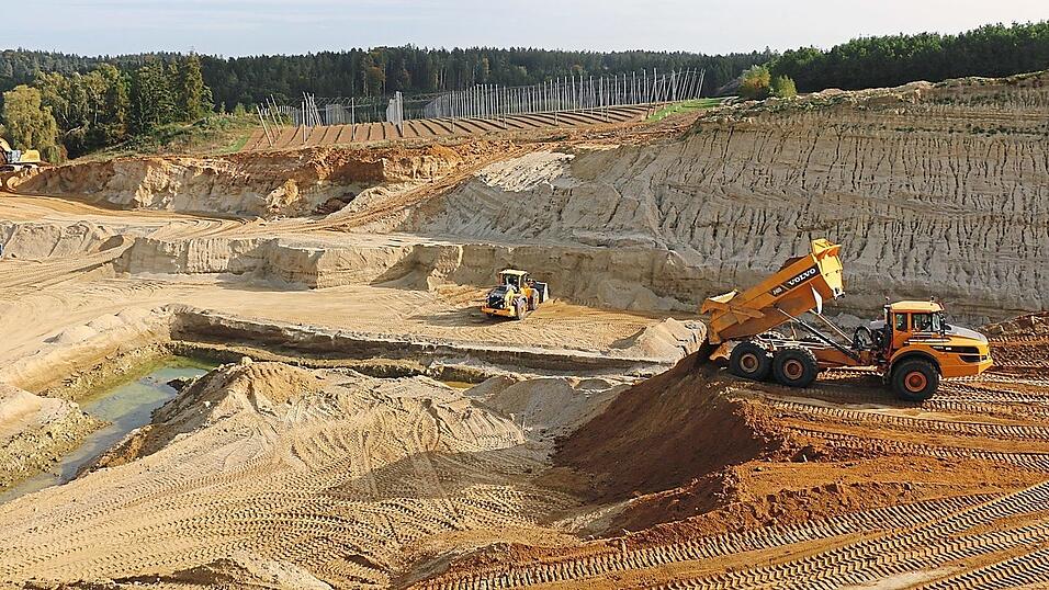 Massive Erdbewegungen sind notwendig, bis das Bentonit gef&ouml;rdert wird.