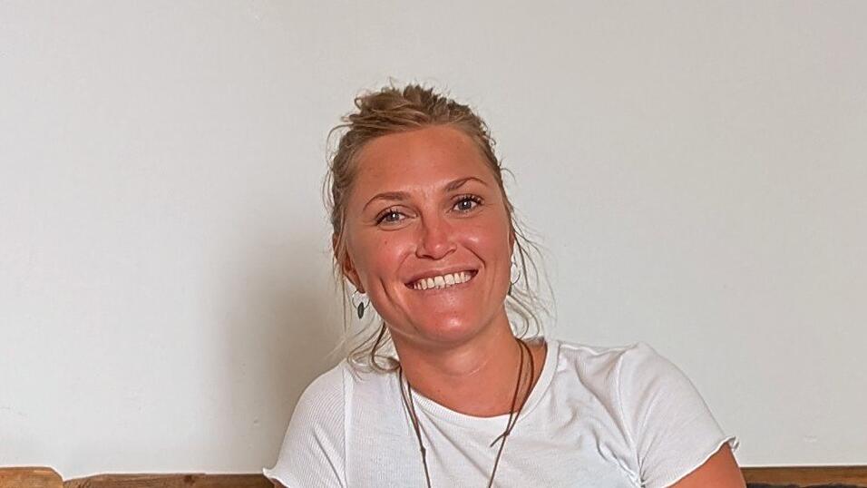 Platz genommen hat Kristina Demmelmaier auf der Couch im Chillzimmer des Jugendtreffs. Unter ihrer Regie wächst im Bahnhofsgebäude ein Ort heran, an dem Teenager sicher und entspannt ihre Freizeit verbringen können. Platz genommen hat Kristina Demmelmaier auf der Couch im Chillzimmer des Jugendtreffs. Unter ihrer Regie wächst im Bahnhofsgebäude ein Ort heran, an dem Teenager sicher und entspannt ihre Freizeit verbringen können.