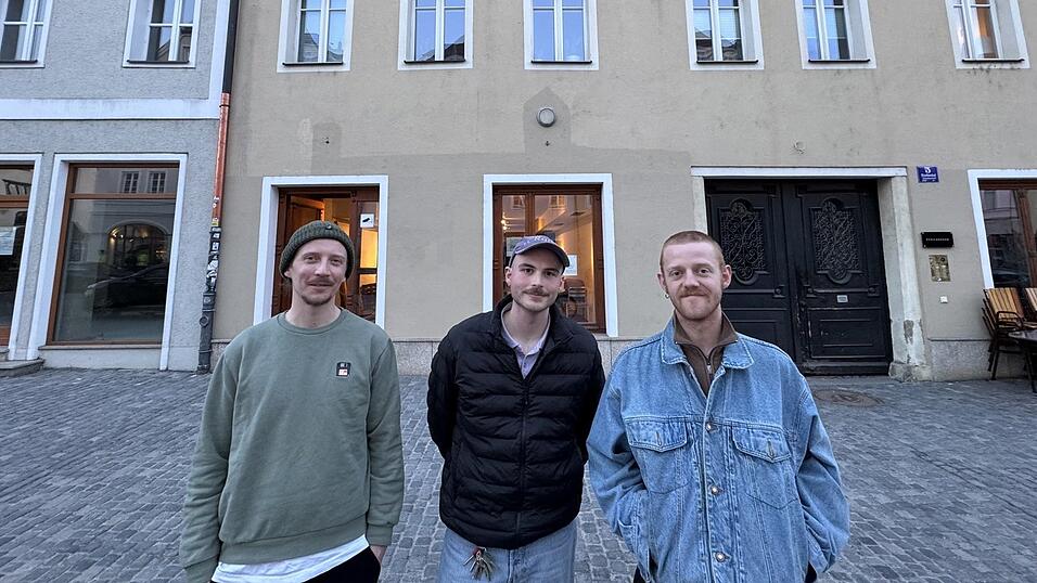 Kai Zimmermann (von links), Elias Nunner und Johannes Kroeger wollen im Colosseum einen lebendigen Ort der Erinnerung schaffen. Daf&uuml;r sammeln sie auf gofundme.com aktuell Spenden.