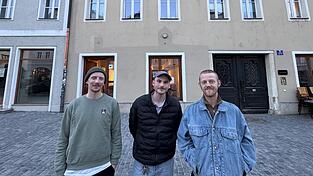 Kai Zimmermann (von links), Elias Nunner und Johannes Kroeger wollen im Colosseum einen lebendigen Ort der Erinnerung schaffen. Daf&uuml;r sammeln sie auf gofundme.com aktuell Spenden.