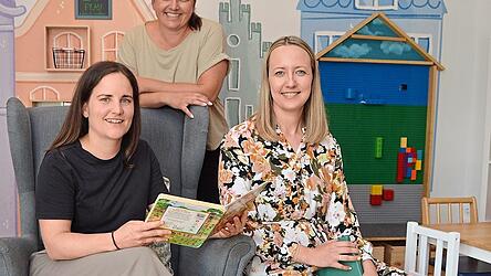 Kooperation bleibt: Tatjana Leister (l.) und Annika Meyer von Bruder Jakob mit (hinten) Linda Helmich vom Kimm-Familienzentrum.
