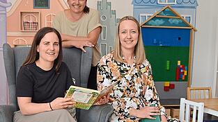 Kooperation bleibt: Tatjana Leister (l.) und Annika Meyer von Bruder Jakob mit (hinten) Linda Helmich vom Kimm-Familienzentrum.