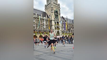 Georg Edbauer läuft über den Münchner Marienplatz. Georg Edbauer läuft über den Münchner Marienplatz.