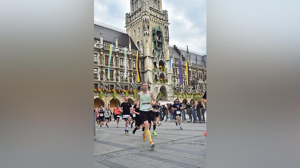 Georg Edbauer läuft über den Münchner Marienplatz. Georg Edbauer läuft über den Münchner Marienplatz.
