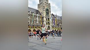 Georg Edbauer läuft über den Münchner Marienplatz. Georg Edbauer läuft über den Münchner Marienplatz.
