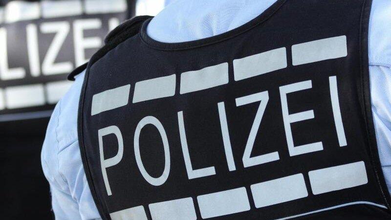In Polizei-Westen gekleidete Polizisten. In Polizei-Westen gekleidete Polizisten.