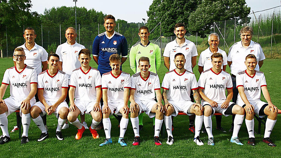 Der Kader des FCW mit (sitzend v. l.) Sebastian Holzmann, Benjamin Roman, Markus Galster, Maurice Topf, Florian Goehlke, Thomas Rußwurm, Andreas Fiedler, Lukas Steiger; (stehend v. l.) Coach Christian Brandl, Reserve-Trainer Bernd Wagner, Julian Kreitmeier, Michael Wehdanner, zweiter Abteilungsleiter Christopher Heider, Co-Trainer Georg 'Jesse' Maier und sportlicher Leiter Michael Reitmeier. Es fehlen Florian Berger, Janek Müller, Sebastian Semmler, Daniel Schaller und Dominik Hohmann. Der Kader des FCW mit (sitzend v. l.) Sebastian Holzmann, Benjamin Roman, Markus Galster, Maurice Topf, Florian Goehlke, Thomas Rußwurm, Andreas Fiedler, Lukas Steiger; (stehend v. l.) Coach Christian Brandl, Reserve-Trainer Bernd Wagner, Julian Kreitmeier, Michael Wehdanner, zweiter Abteilungsleiter Christopher Heider, Co-Trainer Georg 'Jesse' Maier und sportlicher Leiter Michael Reitmeier. Es fehlen Florian Berger, Janek Müller, Sebastian Semmler, Daniel Schaller und Dominik Hohmann.