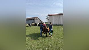 Maximilian, Caroline und Tochter Marlena und der Senior Josef (im Hintergrund) haben ein enges Verh&auml;ltnis zu ihren Galloways.