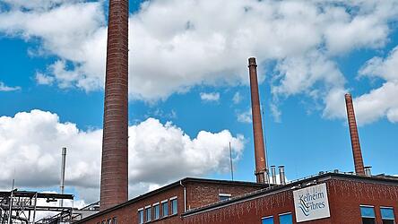 Die Schornsteine vom insolvente Faserhersteller Kelheim Fibres ragen in den wei&szlig;-blauen Himmel. Potenzielle Altlasten und die Nachnutzung des Gel&auml;ndes zogen eine Diskussion im Kreisausschuss nach sich.